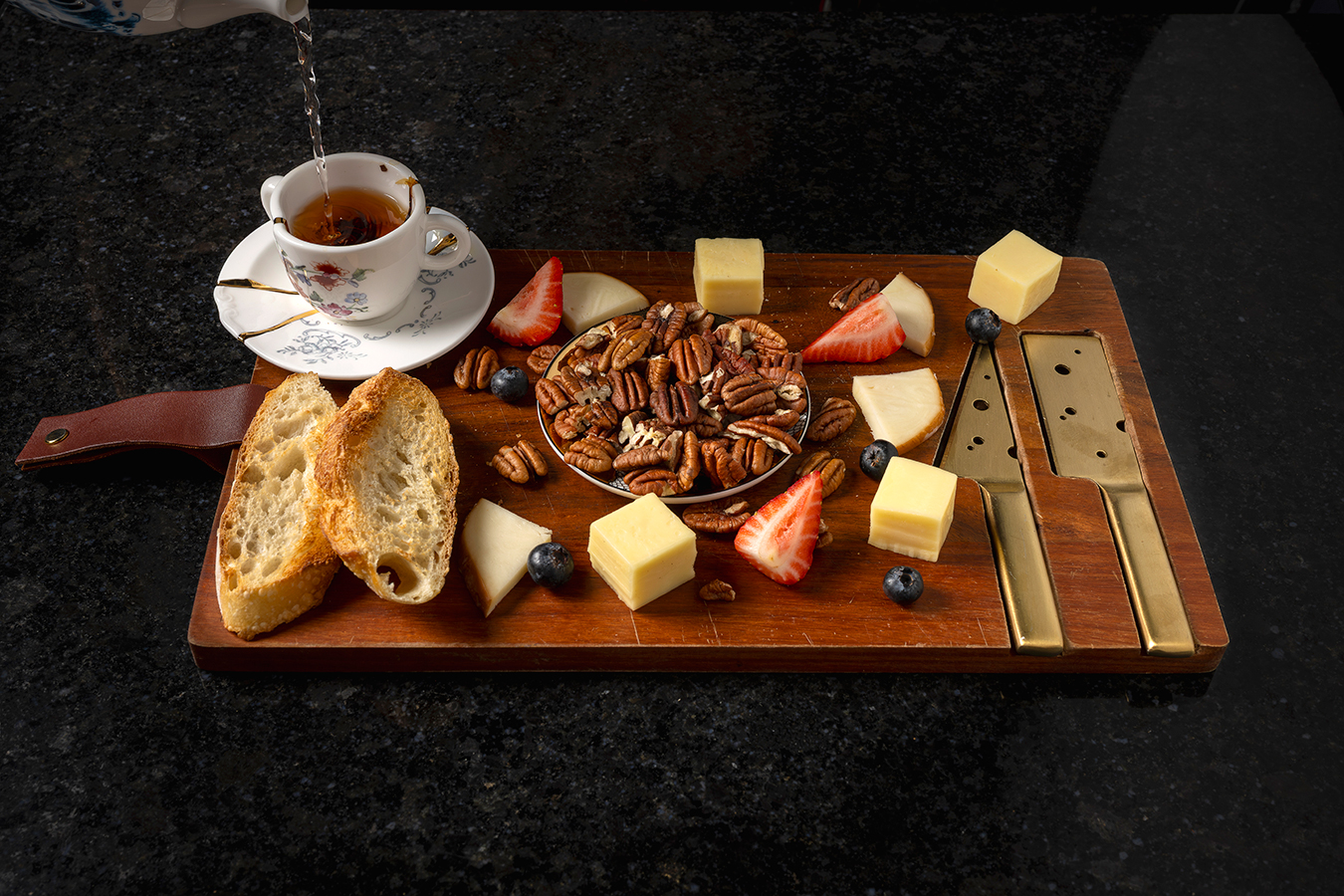 tabla de quesos y frutos secos y miel